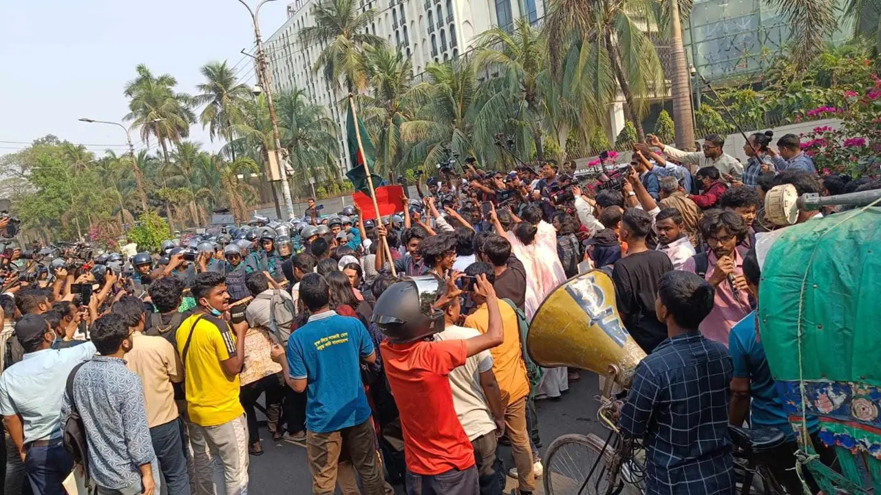 ধর্ষণবিরোধী পদযাত্রায় হামলাকারী পুলিশ সদস্যদের বিচার দাবি
