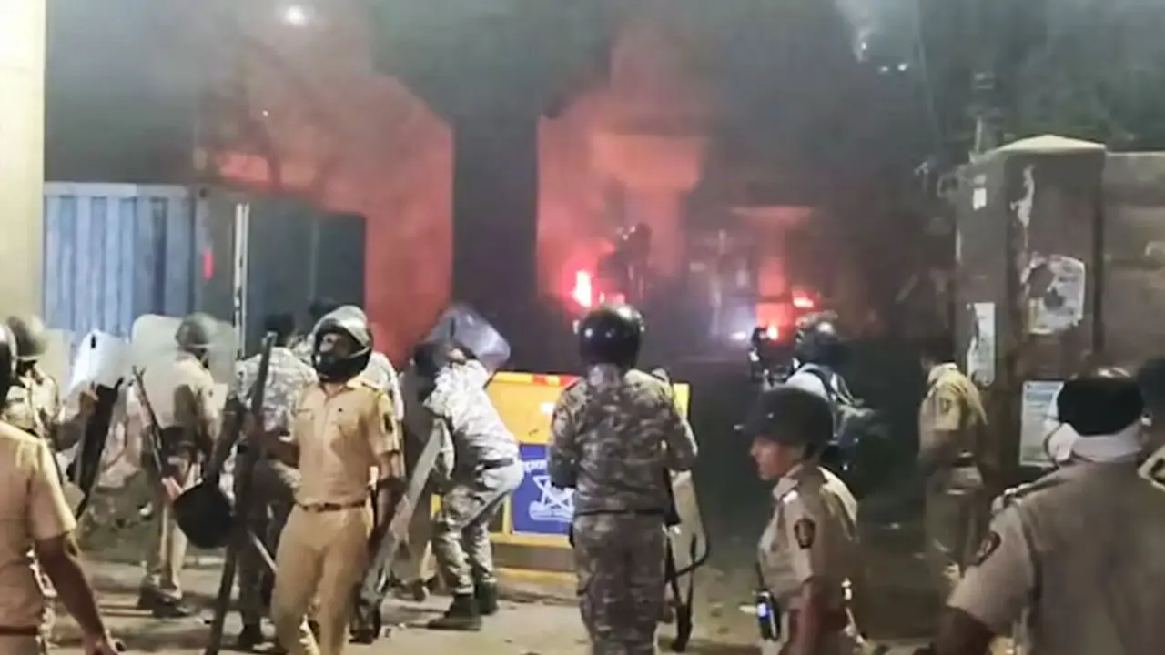 সম্রাট আওরঙ্গজেবের সমাধি সরানো নিয়ে ভারতে ব্যাপক সহিংসতা, কারফিউ