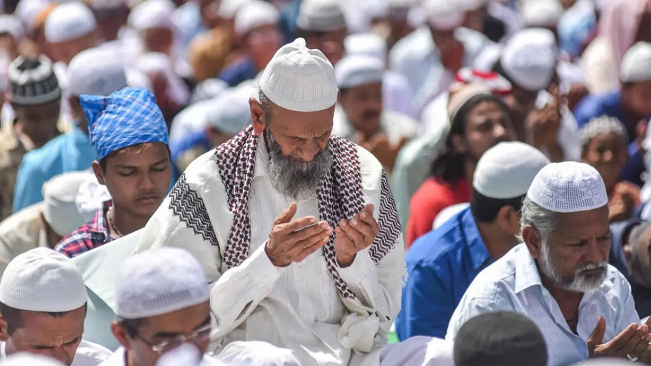 হোলি উৎসবের কারণে ভারতে বহু মসজিদে পিছিয়ে গেল জুমার নামাজ