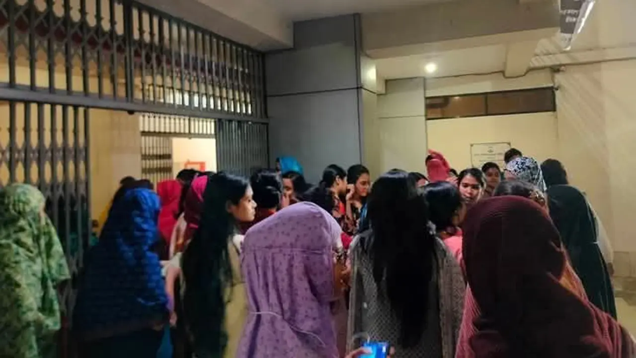 হলে নেটওয়ার্কের দাবিতে‎ মধ্যরাতে জবি ছাত্রীদের বিক্ষোভ