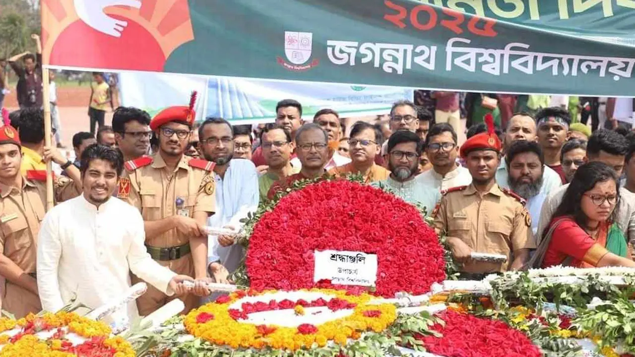 স্বাধীনতা দিবসে স্মৃতিসৌধে জবি উপাচার্যের শ্রদ্ধা
