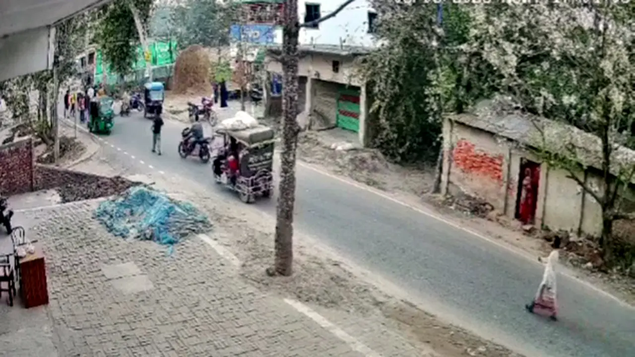 সিএনজির সঙ্গে মোটরসাইকেলের ধাক্কা, স্বেচ্ছাসেবক দলের নেতা নিহত