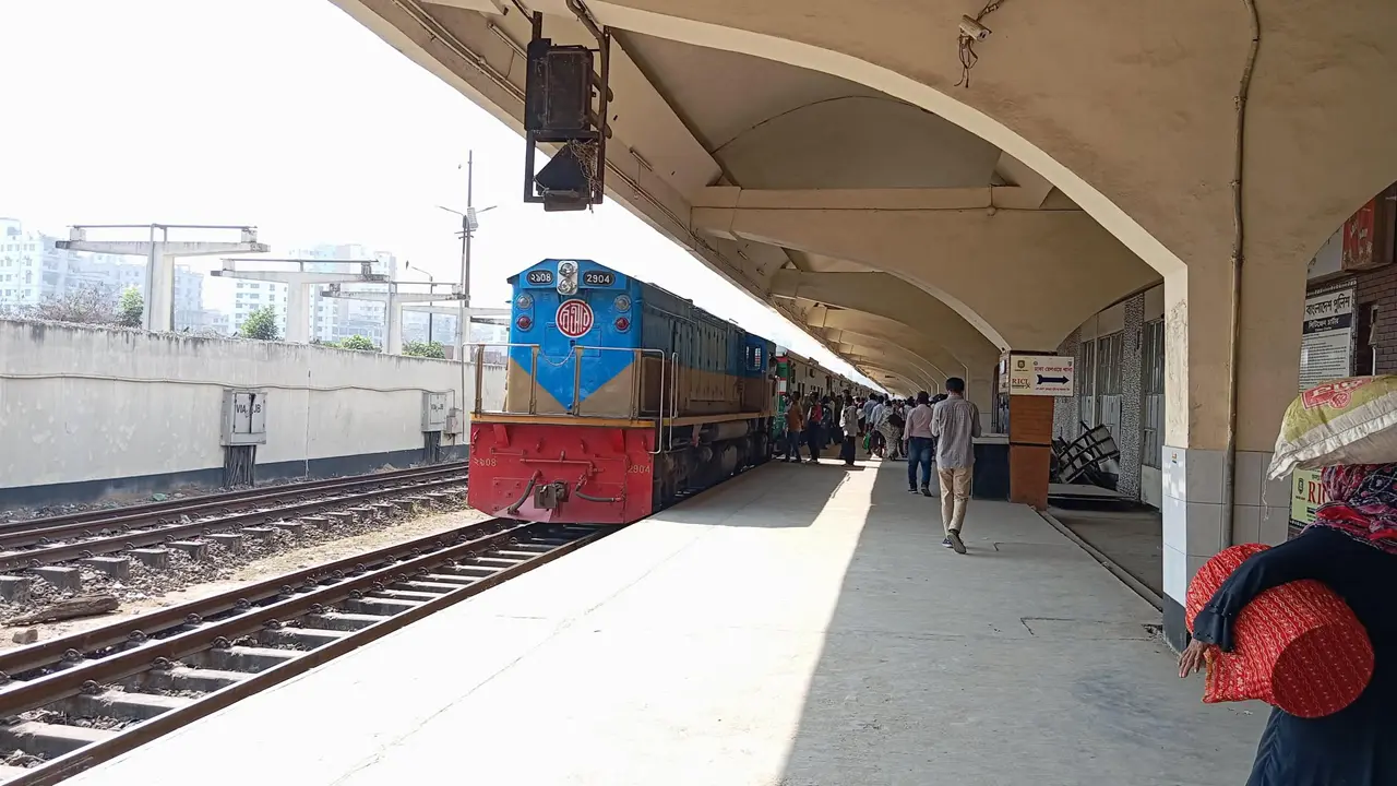 ঈদযাত্রার প্রথম দিনেই বিলম্বে ছাড়ল ২ ট্রেন