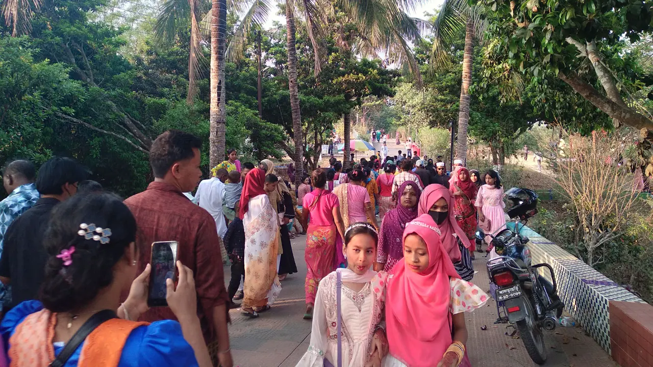 খাগড়াছড়ির পর্যটনকেন্দ্রে দর্শনার্থীদের ভিড়