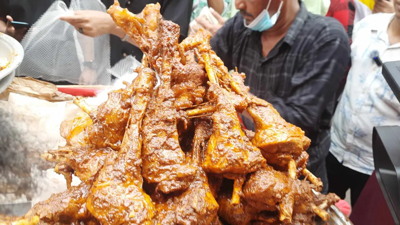 ক্রেতাদের আকর্ষণ ‘খাসির লেগ রোস্ট’