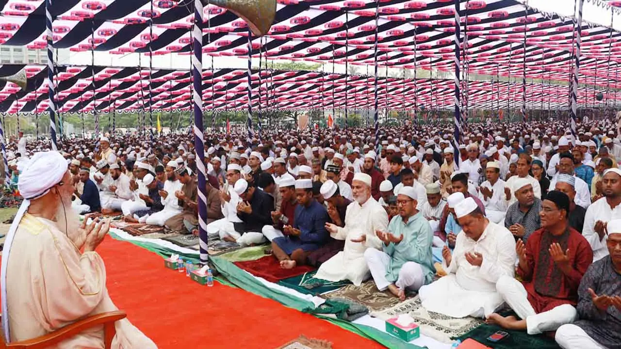 খুলনায় ঈদ জামাতে দেশের কল্যাণ ও শহীদদের মাগফেরাত কামনা