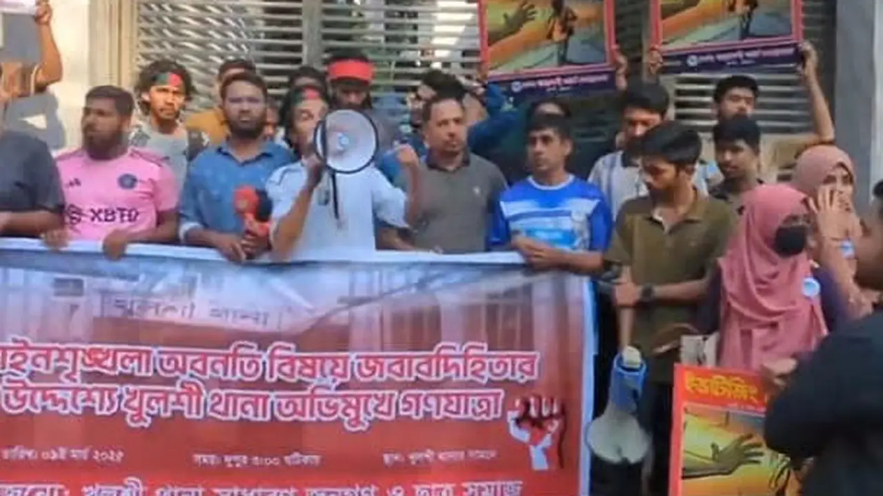 পুলিশের জবাবদিহির দাবিতে চট্টগ্রামে থানা ঘেরাও