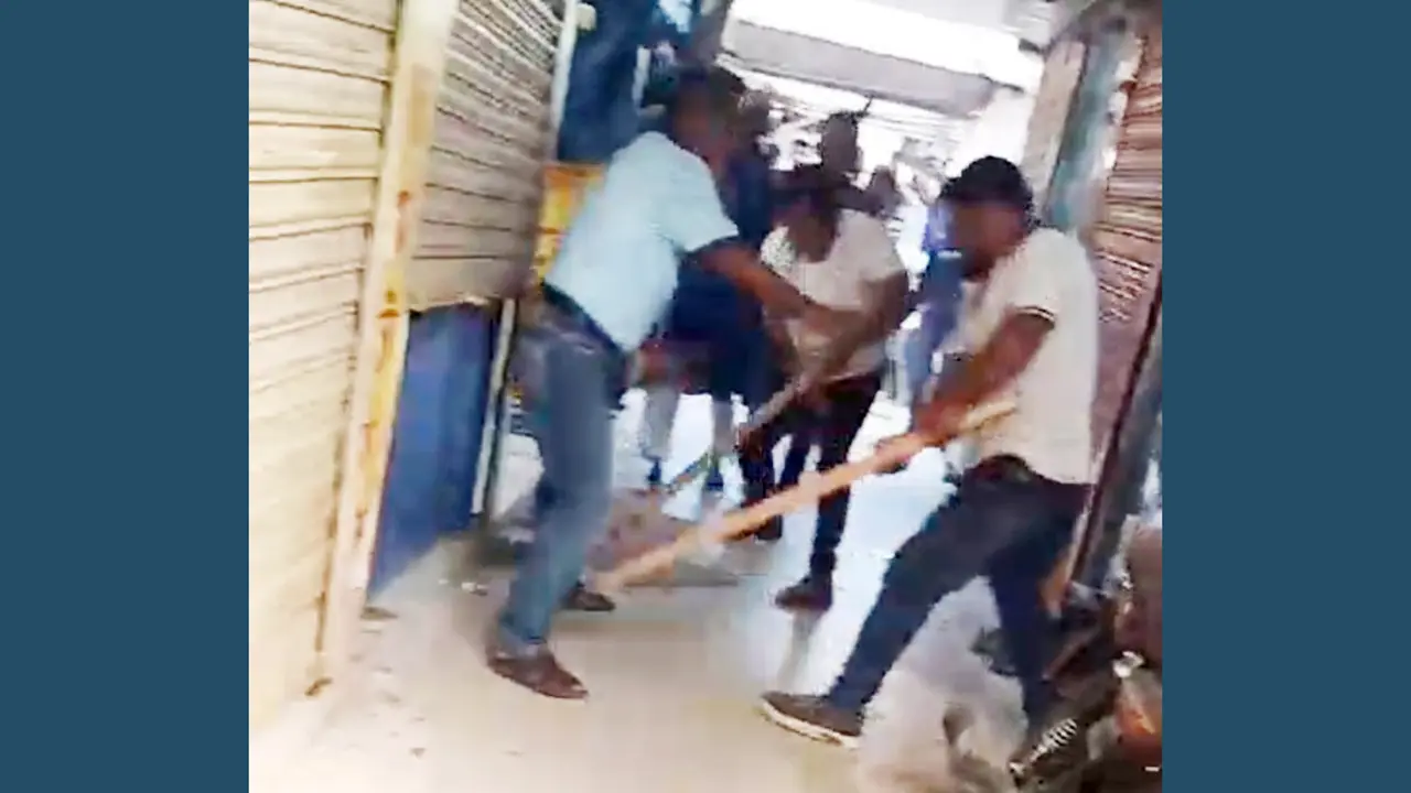 কিশোরগঞ্জে চাঁদাবাজির অভিযোগে যুবদল সভাপতিকে পিটুনি