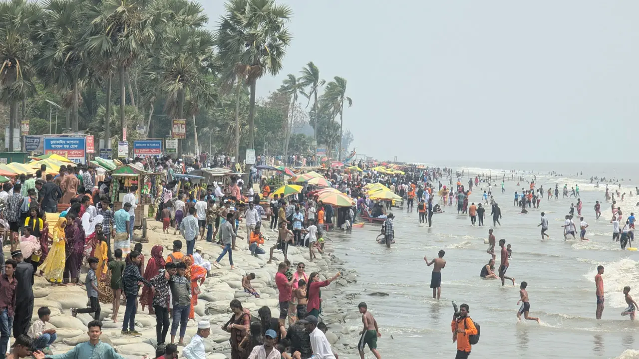 ঈদের দিন কুয়াকাটা সৈকতে মানুষের ঢল