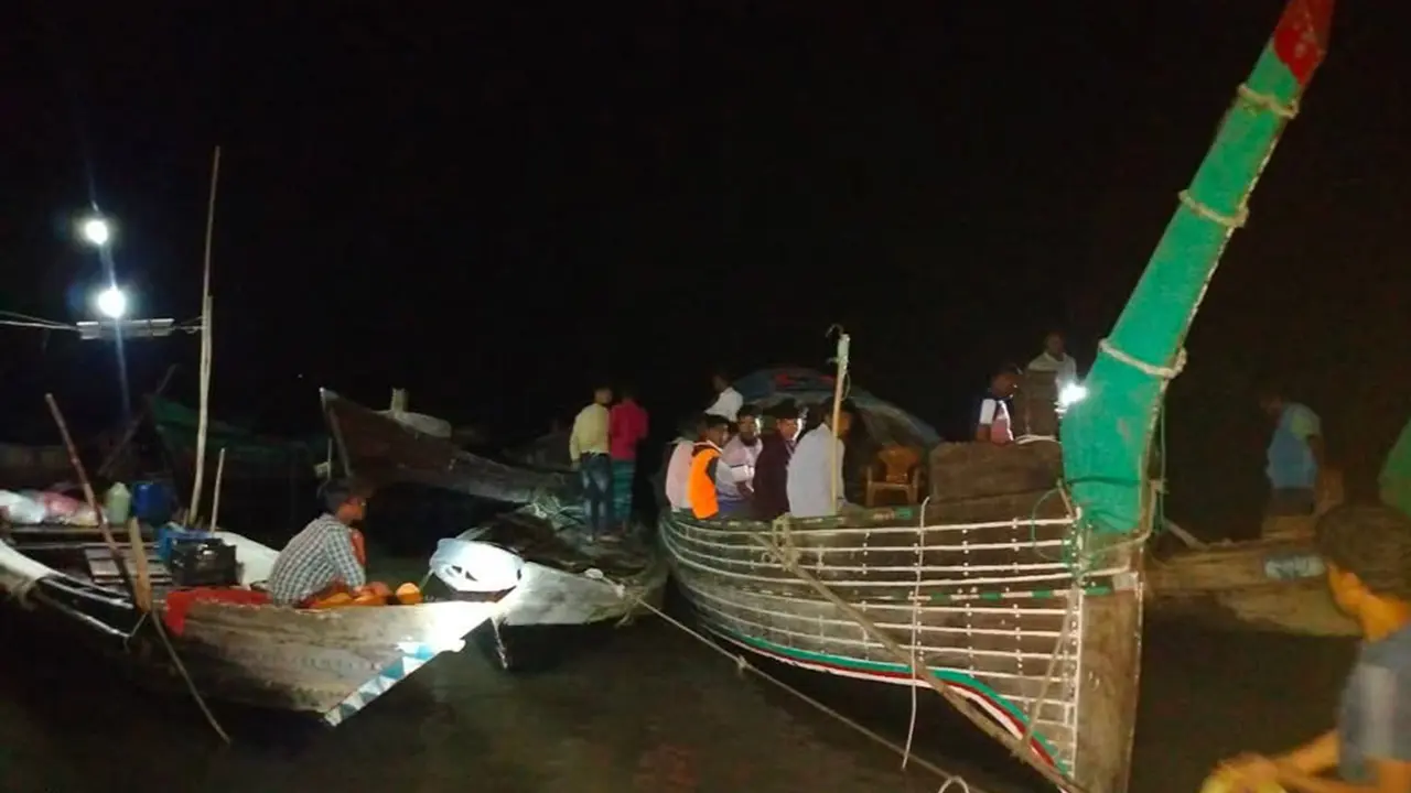 নিষেধাজ্ঞা অমান্য করে মাছ শিকার, ১৪ জেলে আটক