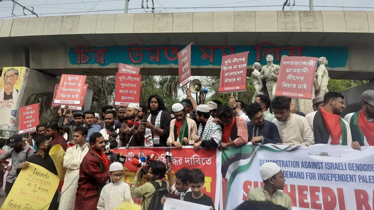 ফিলিস্তিনে গণহত্যা বন্ধের দাবিতে ঢাবিতে বিক্ষোভ