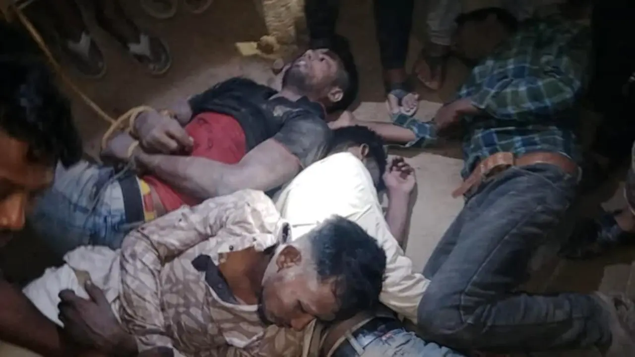 অ্যাম্বুলেন্স থেকে নেমে ছুরিকাঘাতের চেষ্টা, ৪ জনকে গণপিটুনি