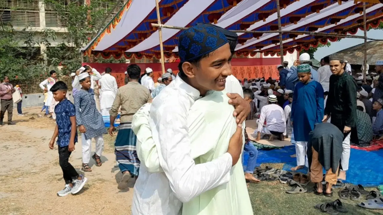 সৌদির সঙ্গে মিল রেখে বিভিন্ন জেলায় ঈদুল ফিতর উদযাপন