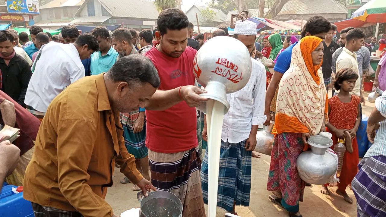 এক ঘণ্টার বাজারে বিক্রি হয় ৩০০ মণ দুধ