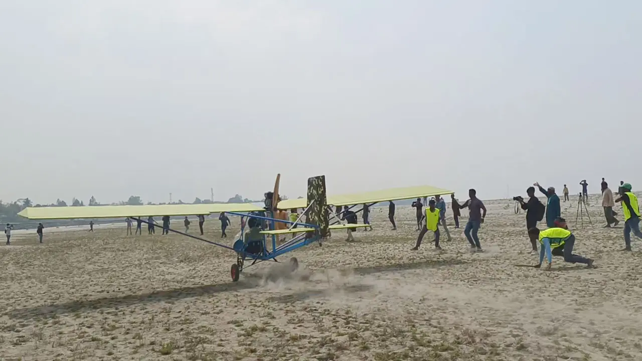 আবারও উড়লো জুলহাসের বিমান, যমুনা পাড়ে মানুষের ঢল