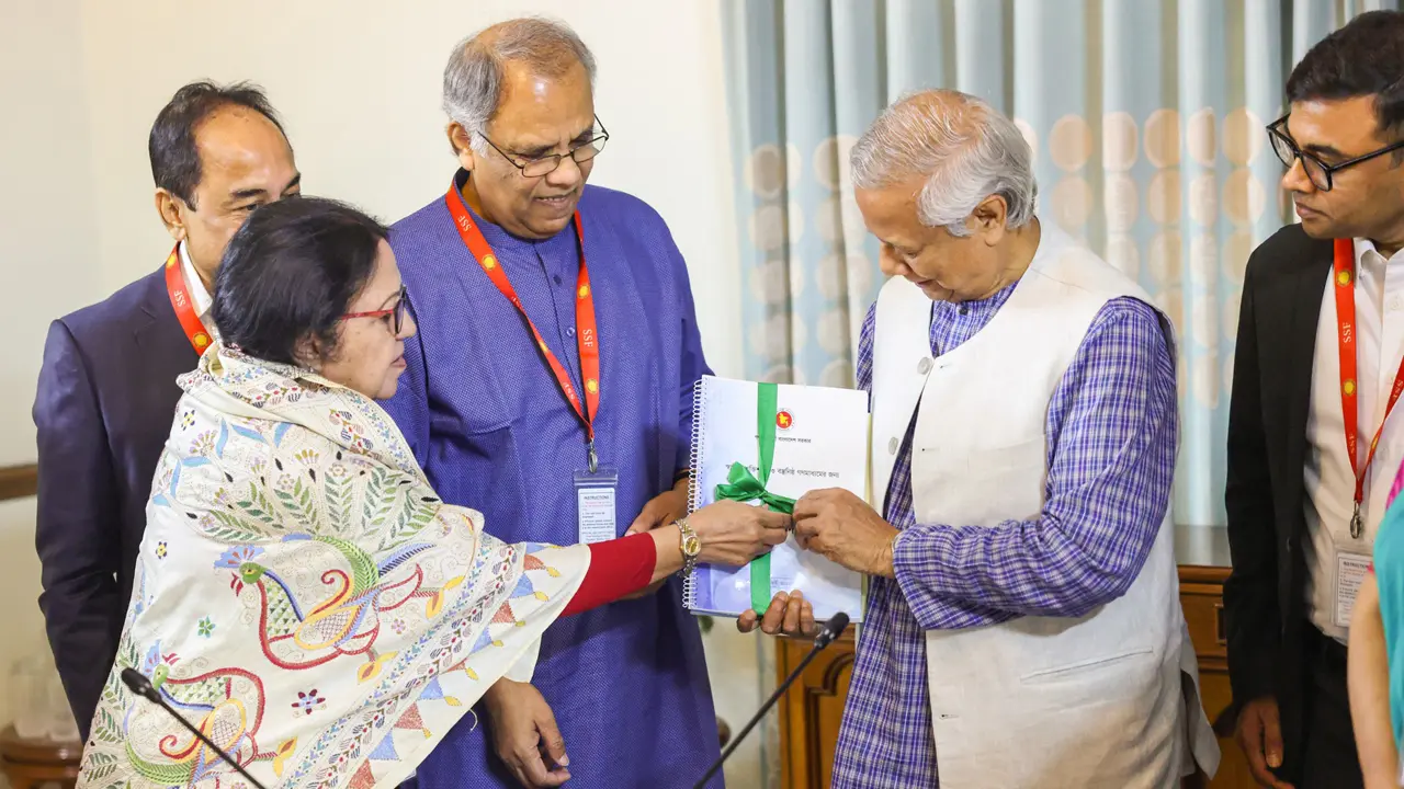সরকারি নিয়ন্ত্রণমুক্ত করতে বাসসকে নিজস্ব আয়ে পরিচালনার সুপারিশ