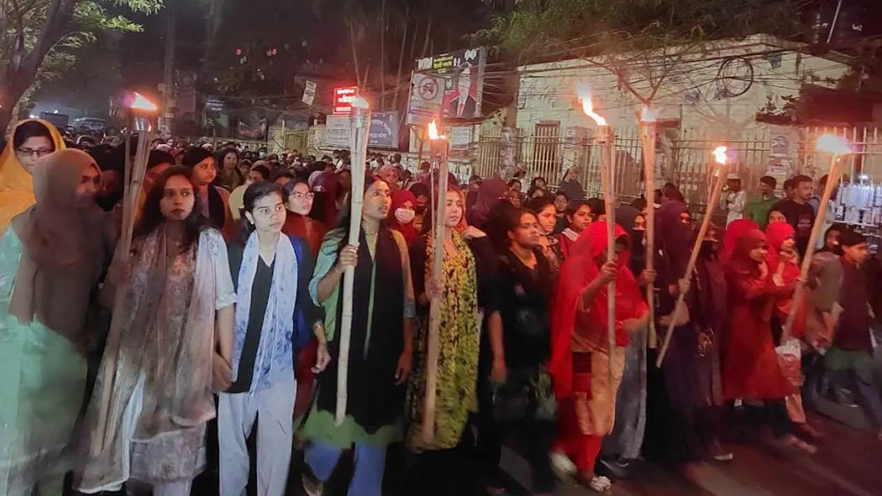 ধর্ষকের দৃষ্টান্তমূলক শাস্তির দাবিতে জবিতে মশাল মিছিল