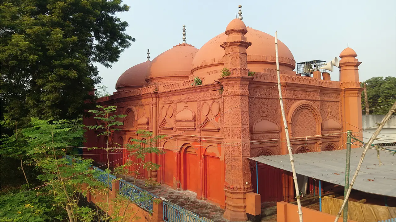 কথিত রয়েছে—মসজিদটি জিনের তৈরি