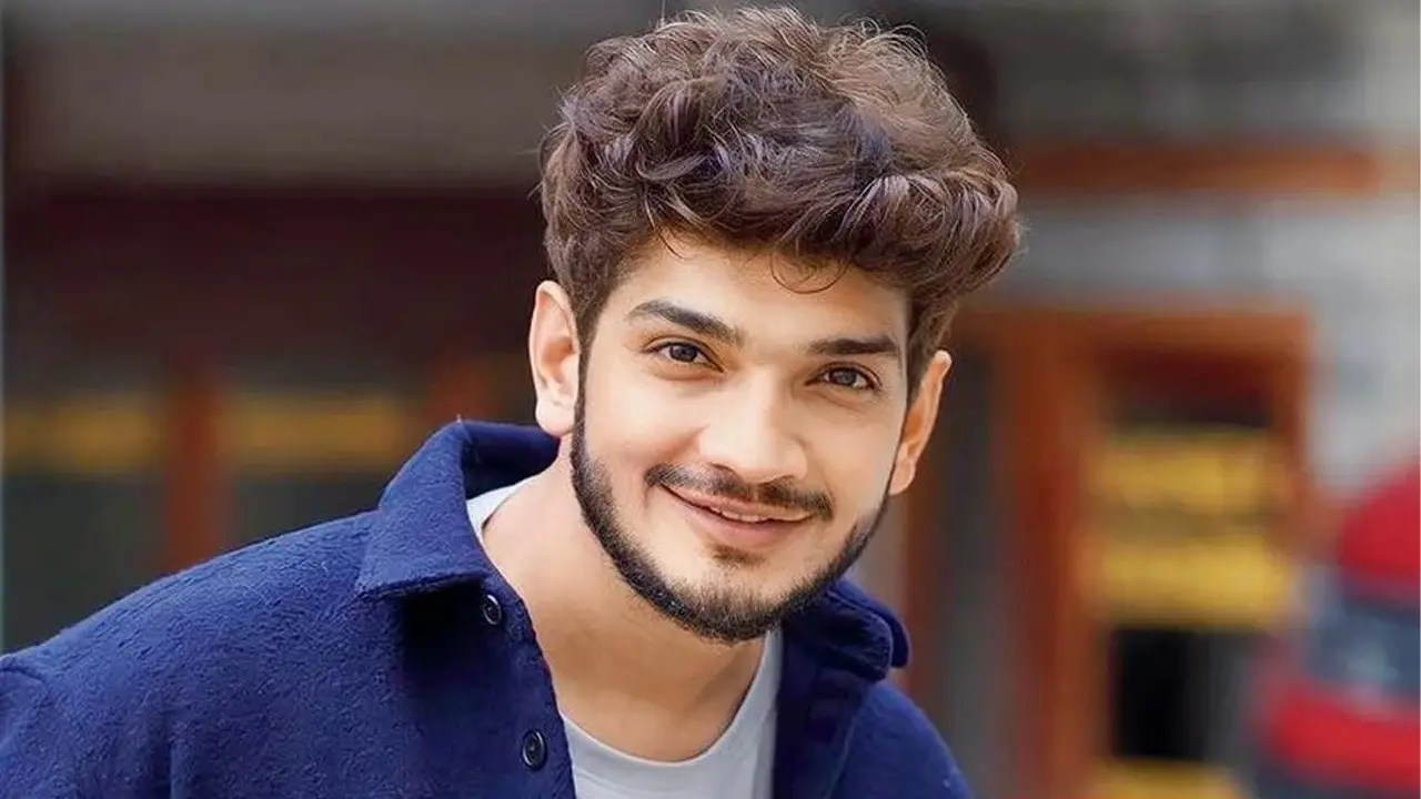 রাস্তায় নামাজ পড়লে শাস্তি, ভারতীয় প্রশাসনকে প্রশ্ন অভিনেতার