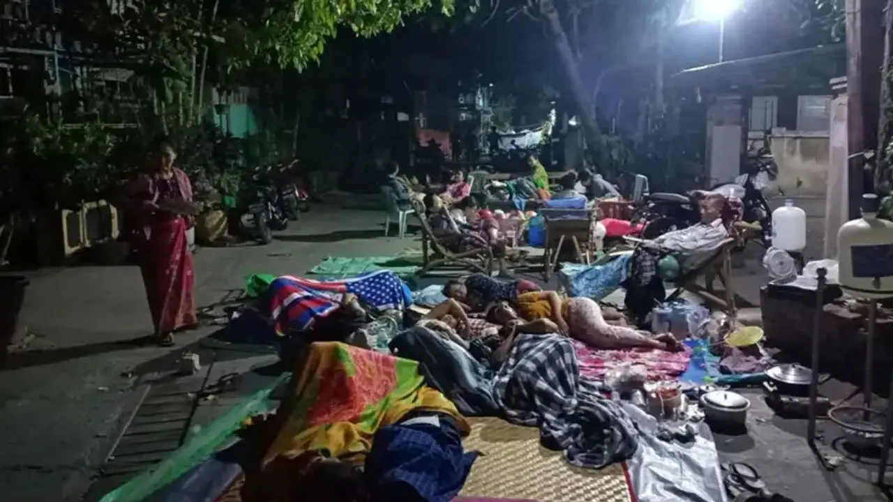 ছোট ছোট কম্পন চলছেই, মান্দালয়ে রাত কাটলো খোলা আকাশের নিচে