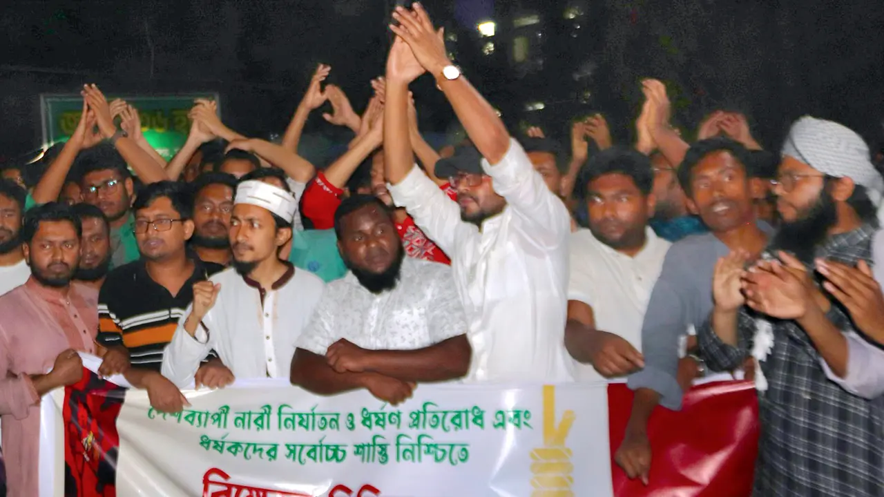 বাকৃবিতে ধর্ষণবিরোধী মিছিলে এক কাতারে শিবির-ছাত্রদল