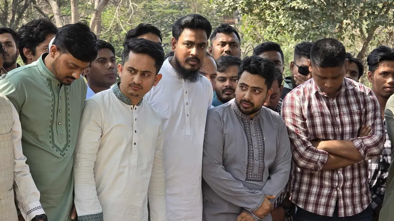 বধ্যভূমিতে ২৪-এর শহীদদের কবর জিয়ারতে নাহিদ-আখতাররা