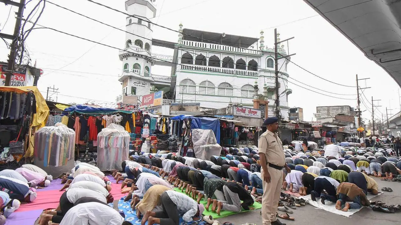 রাস্তায় ঈদের নামাজ পড়লেই বাতিল পাসপোর্ট-ড্রাইভিং লাইসেন্স