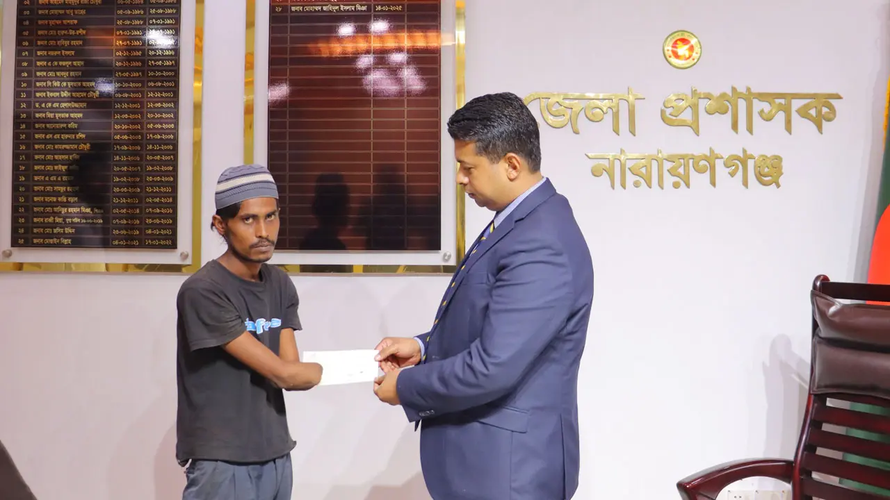 দুই হাত নেই রহিমের, পাশে দাঁড়ালেন নারায়ণগঞ্জের ডিসি