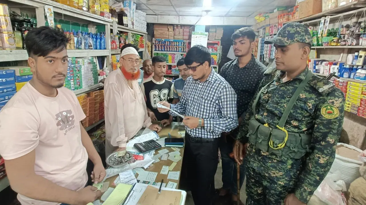অতিরিক্ত দামে সয়াবিন বিক্রি করায় ব্যবসায়ীকে জরিমানা