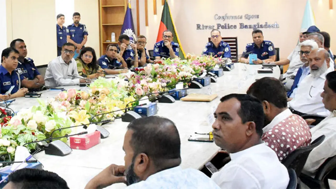 ঈদযাত্রা নিরাপদ করতে নৌপথে নাশকতা রোধে কাজ করছে পুলিশ