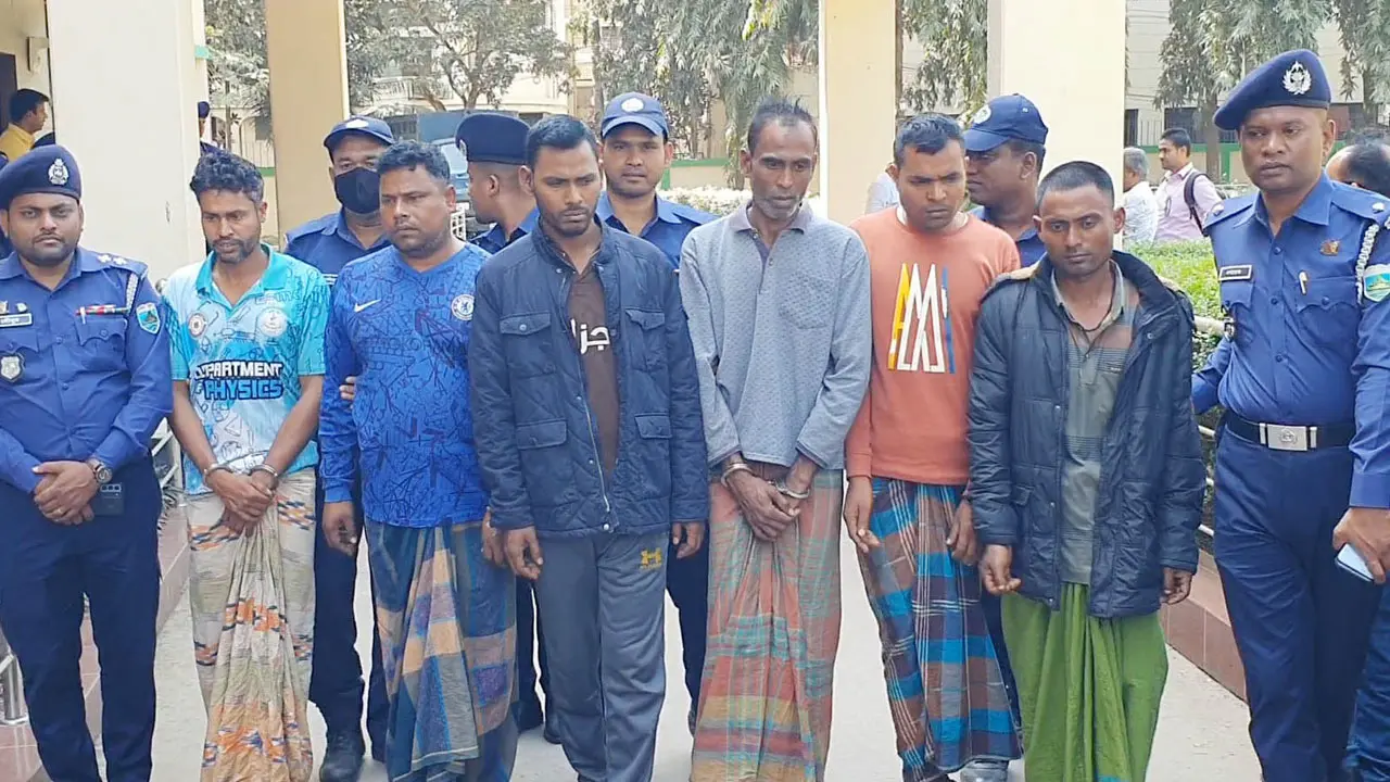 নওগাঁয় সড়কে গাছ ফেলে বাসে ডাকাতি, ৬ ডাকাত গ্রেপ্তার