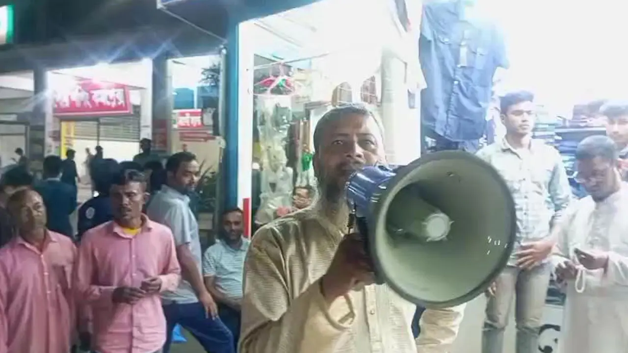 মাইক হাতে মানুষকে সতর্ক করছেন ওসি
