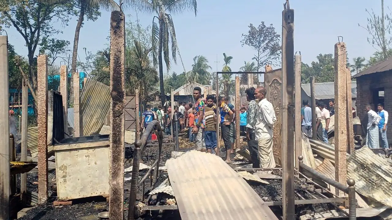 ঈশ্বরদীতে অগ্নিকাণ্ডে ৪ বসতঘর পুড়ে ছাই, নারী নিহত