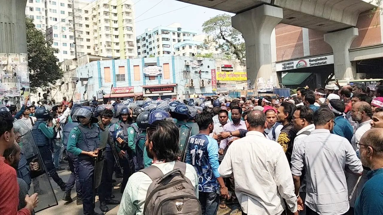 যমুনা অভিমুখে রওনা হওয়া শিক্ষকদের মিছিলে পুলিশের বাধা