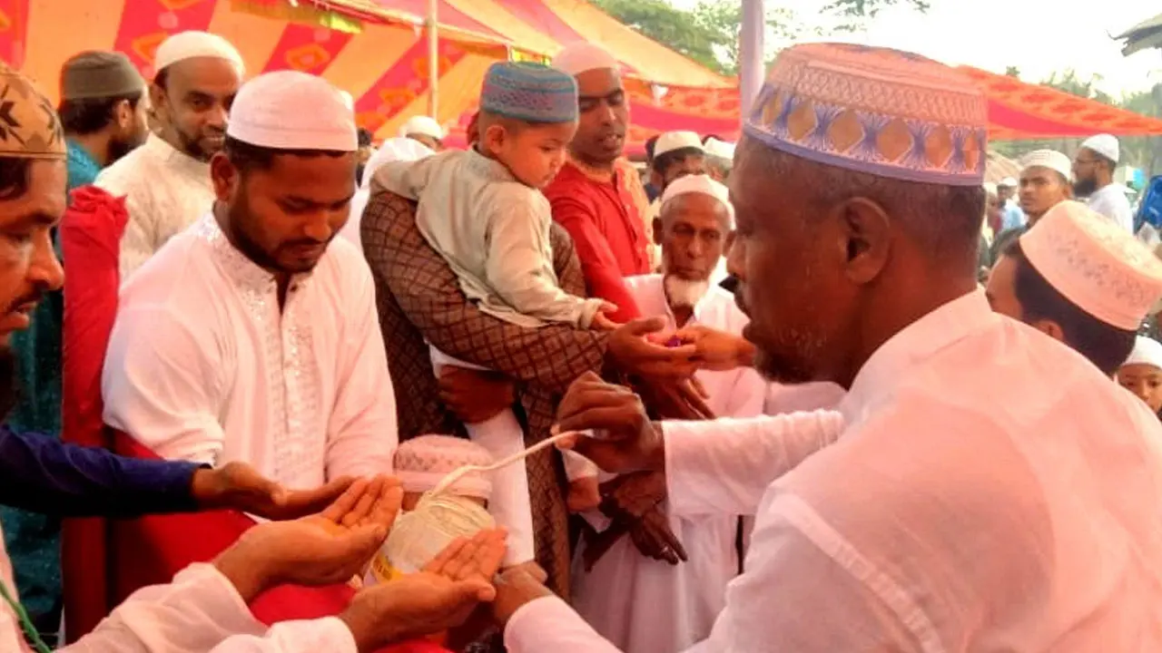 ঈদগাহে মধু দিয়ে আপ্যায়ন, শিশুদের জন্য বেলুন-চকলেট