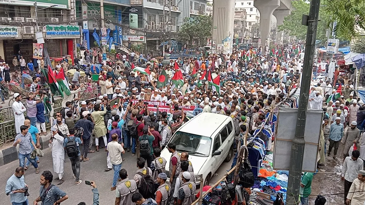 সালাম ফিরিয়েই নারায়ে তাকবির, ফিলিস্তিনে হামলার বিচার দাবিতে মিছিল