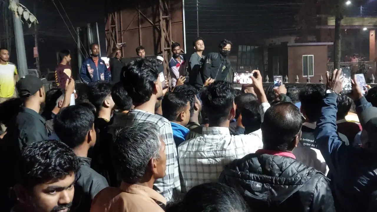 ঠাকুরগাঁওয়ে হাসপাতাল থেকে শিশু চুরির ঘটনায় সড়ক অবরোধ
