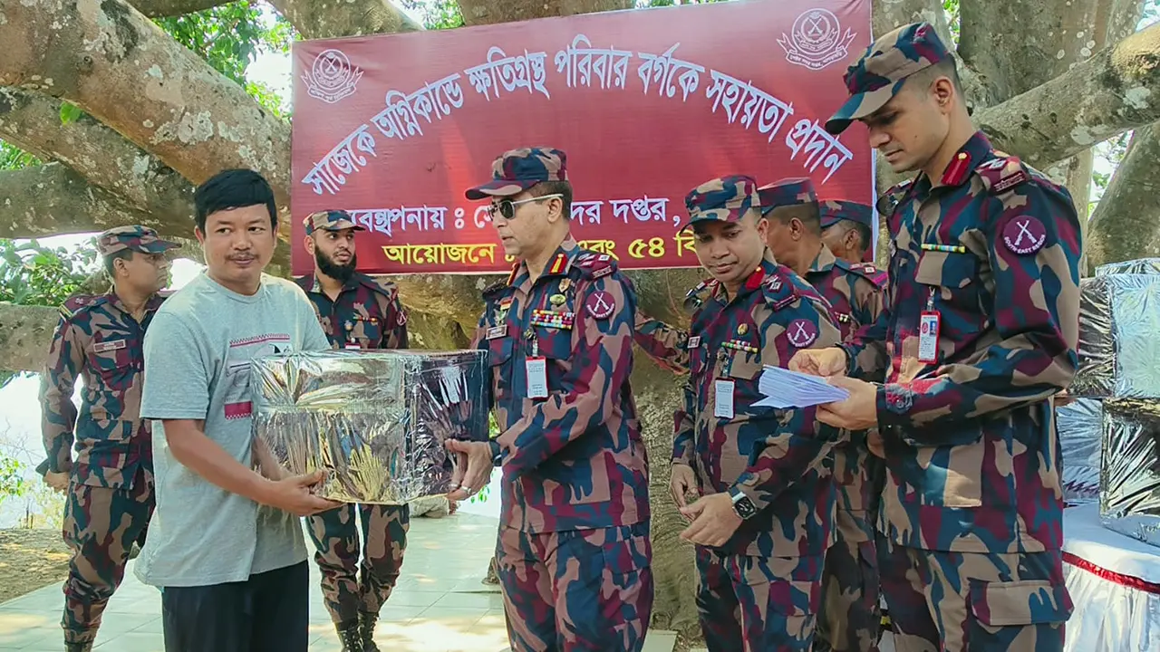সাজেকে অগ্নিকাণ্ডে ক্ষতিগ্রস্ত পরিবারের পাশে বিজিবি