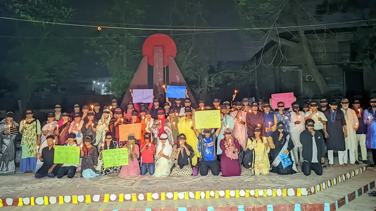 ধর্ষকদের দ্রুত বিচারের দাবিতে মোমবাতি জ্বালিয়ে নীরব প্রতিবাদ