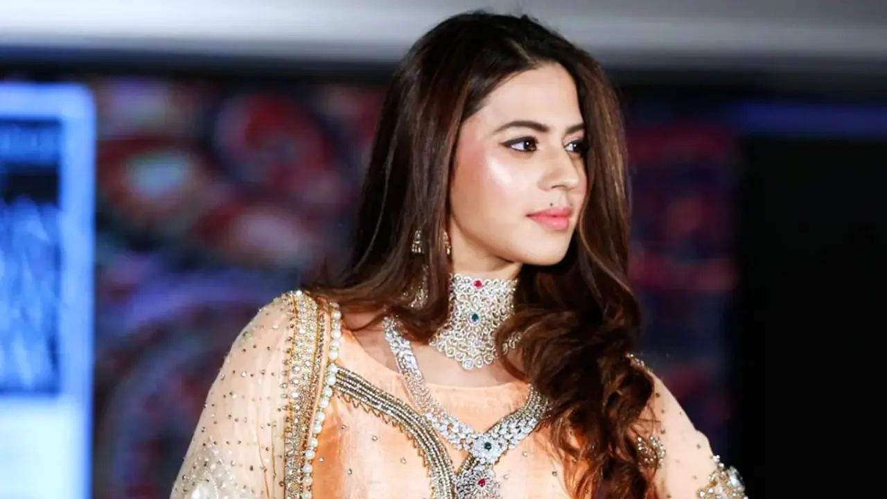 সোনা নিয়ে গ্রেপ্তার অভিনেত্রী, যা বললেন পুলিশ কর্মকর্তা বাবা