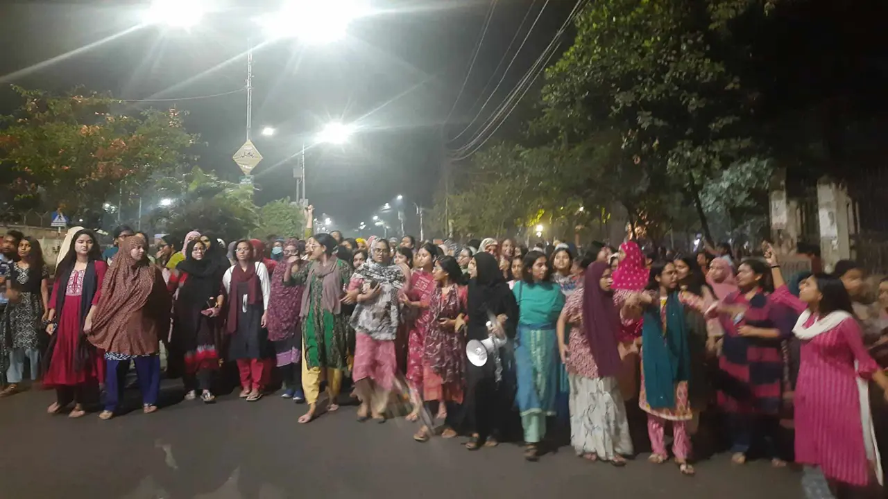 ধর্ষকদের বিচারের দাবিতে মধ্যরাতে উত্তাল ঢাকা বিশ্ববিদ্যালয়