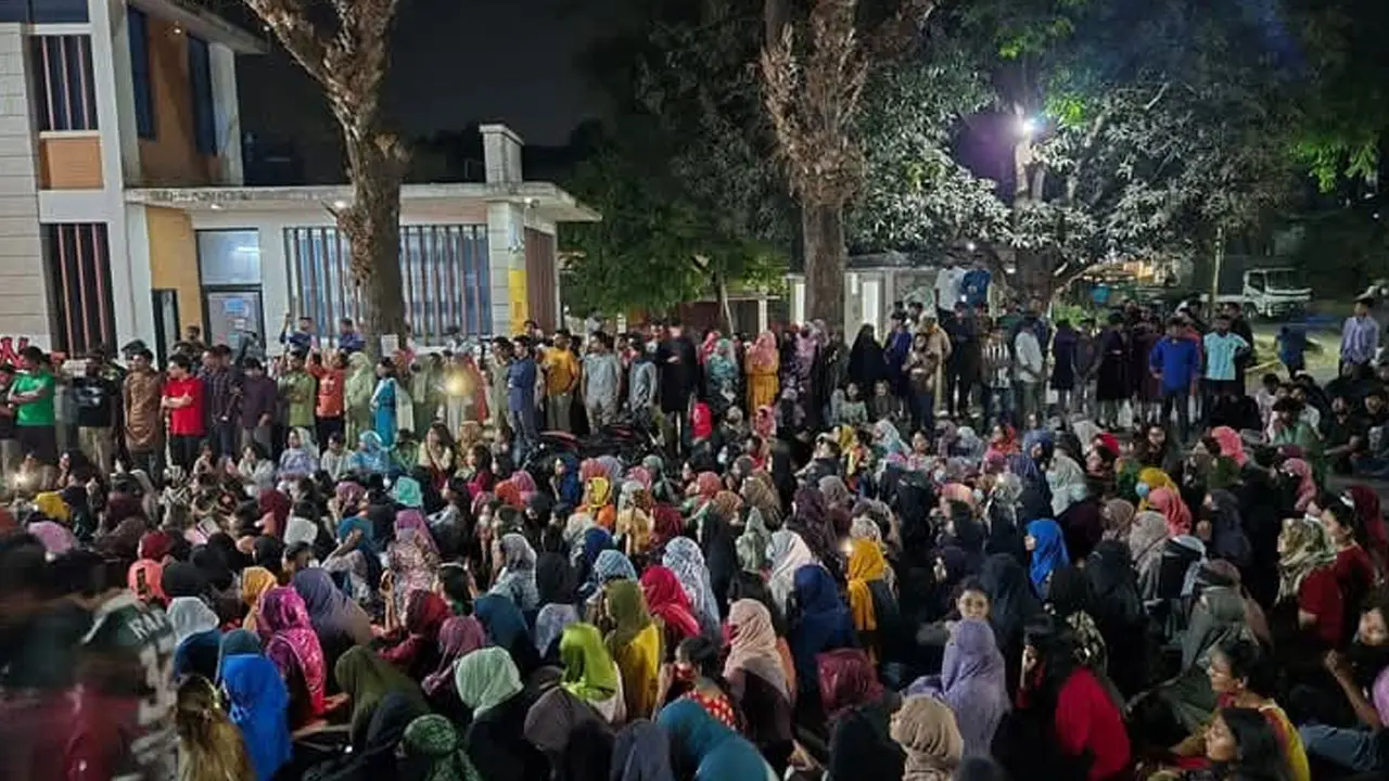 ‘দড়ি লাগলে দড়ি নে, ধর্ষকদের ফাঁসি দে’