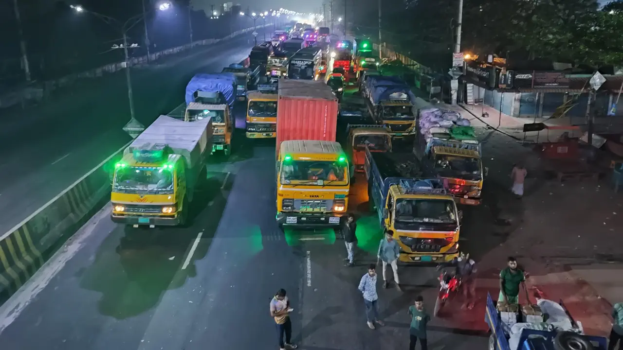 ধর্ষণের বিচার দাবিতে মধ্যরাতে জাবি শিক্ষার্থীদের মহাসড়ক অবরোধ