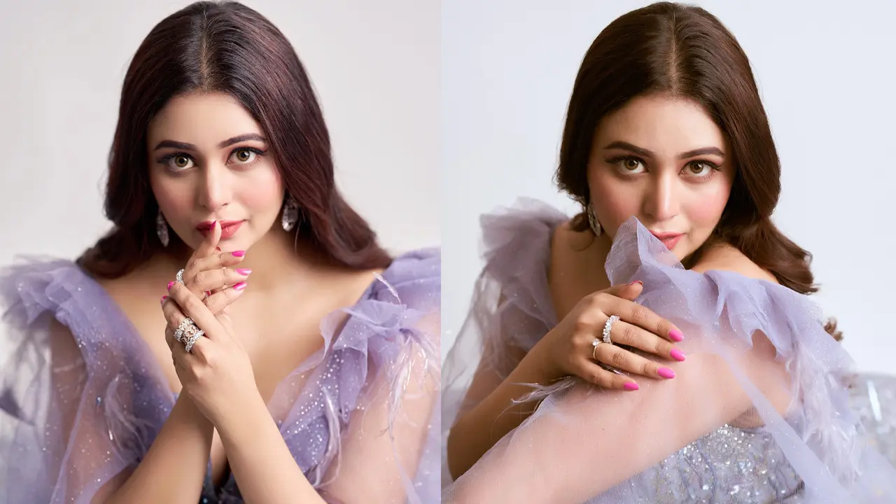 ঋতাভরীর স্নিগ্ধতায় মুগ্ধ ভক্তরা