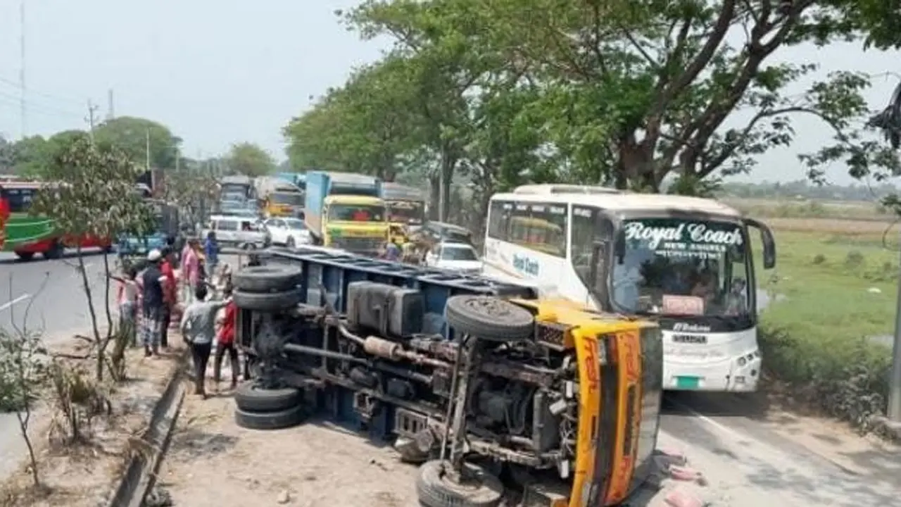 মালবাহী ট্রাক উল্টে ঢাকা-চট্টগ্রাম মহাসড়কে ১০ কিলোমিটার যানজট