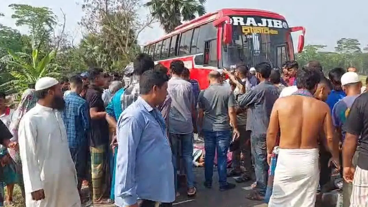 স্বজনদের ঈদ উপহার পৌঁছে দেওয়ার পথেই নিহত হন সেই তিন ভাই