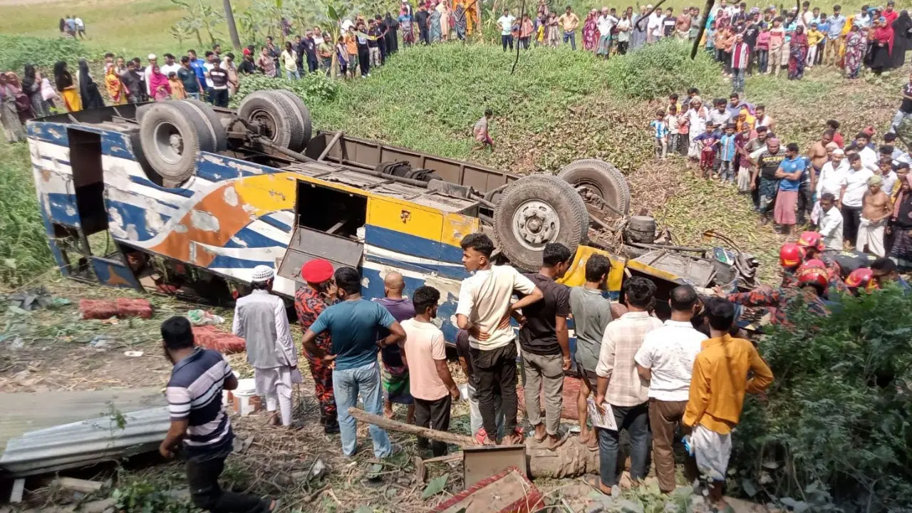 বাস খাদে পড়ে বৃদ্ধা নিহত, আহত ১০