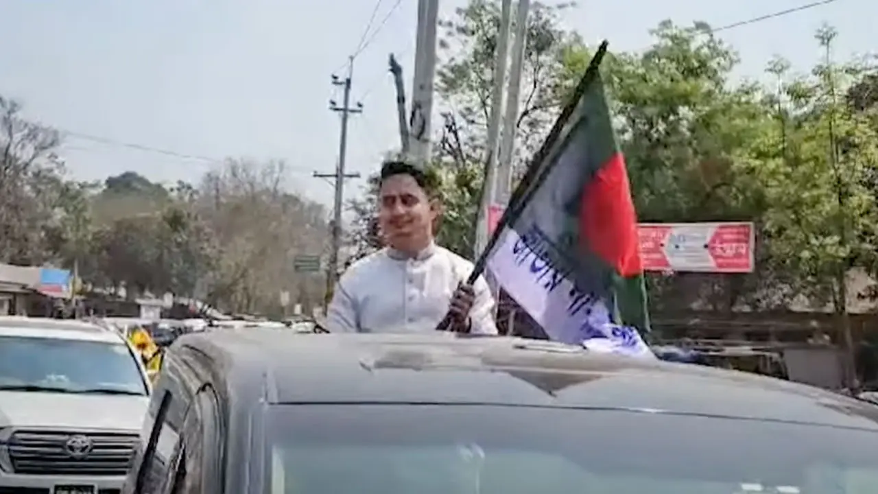 ব্যান্ডপার্টিসহ শতাধিক গাড়িবহর নিয়ে নিজ জেলায় সারজিস