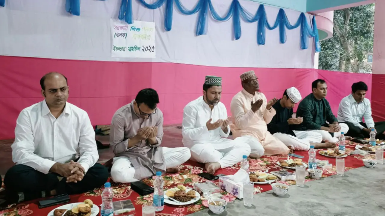 এতিম শিশুদের নিয়ে ইফতার করলেন সাতক্ষীরার ডিসি