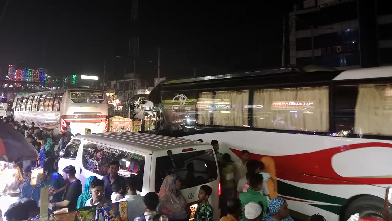 নবীনগর-চন্দ্রা মহাসড়কে গাড়ির ধীরগতি